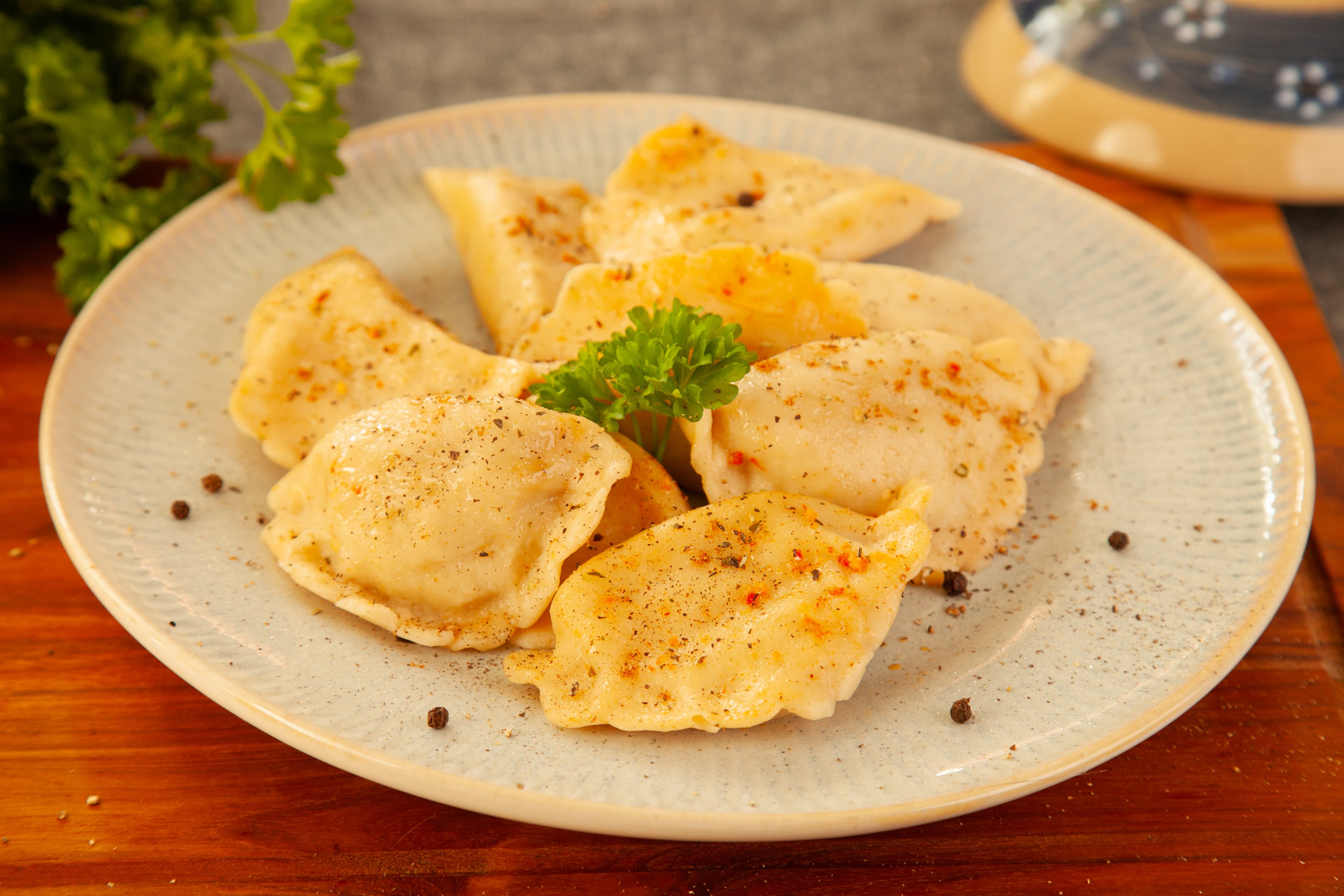 Pierogi z mięsem grillowe gotowe do podania