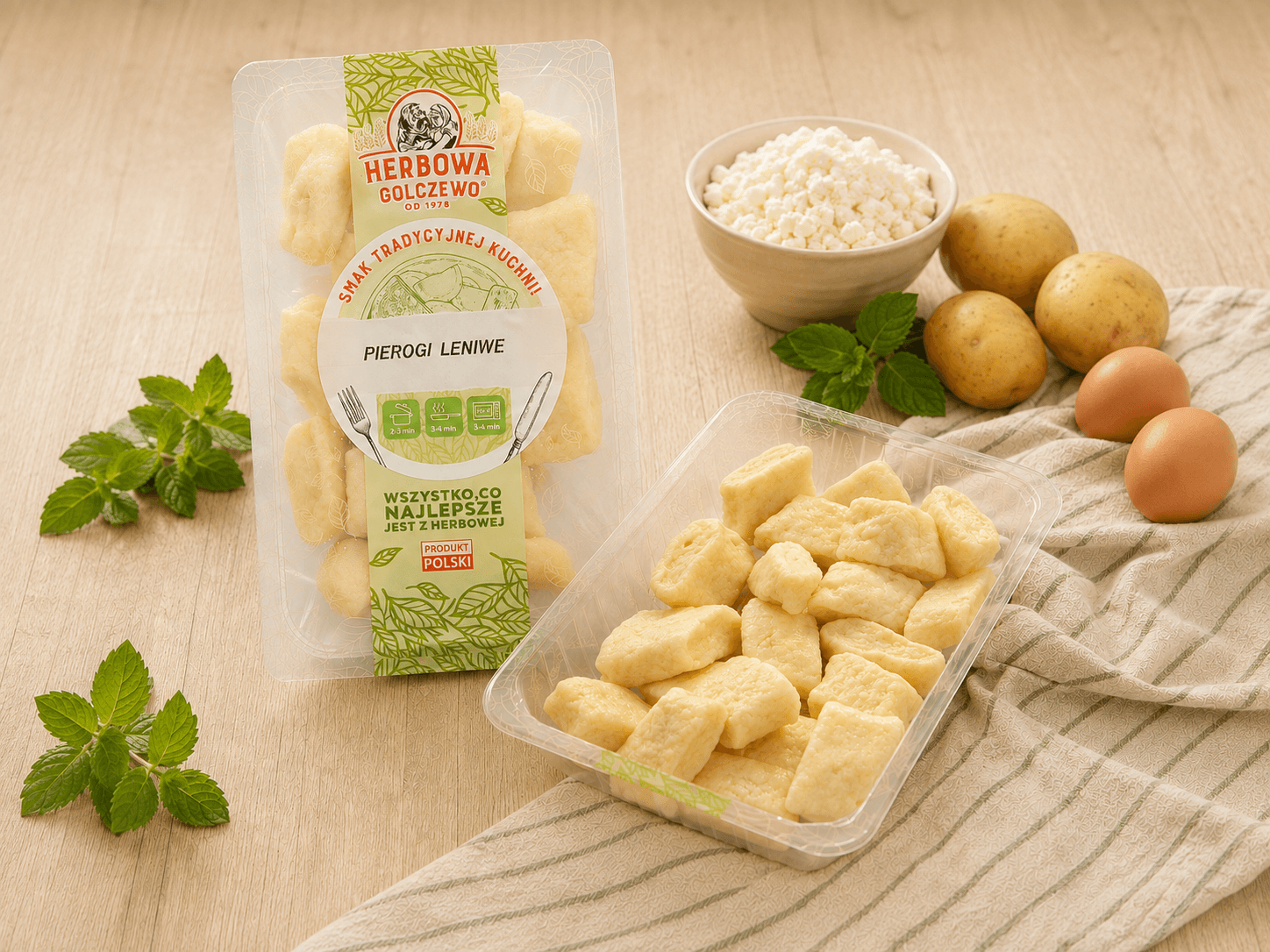 Pierogi leniwe Herbowa — zestawienie zamkniętego i otwartego przezroczystego opakowania z dodatkami zgodnymi ze składem.