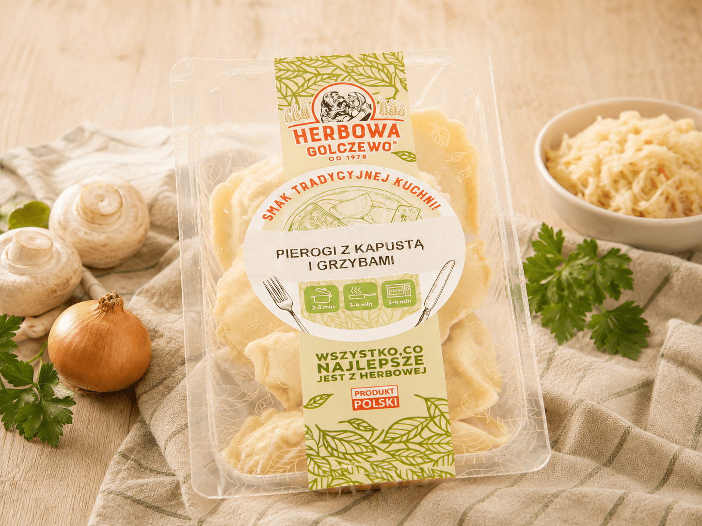 Pierogi z kapustą i grzybami Herbowa — zamknięte przezroczyste opakowanie z dodatkami zgodnymi ze składem.