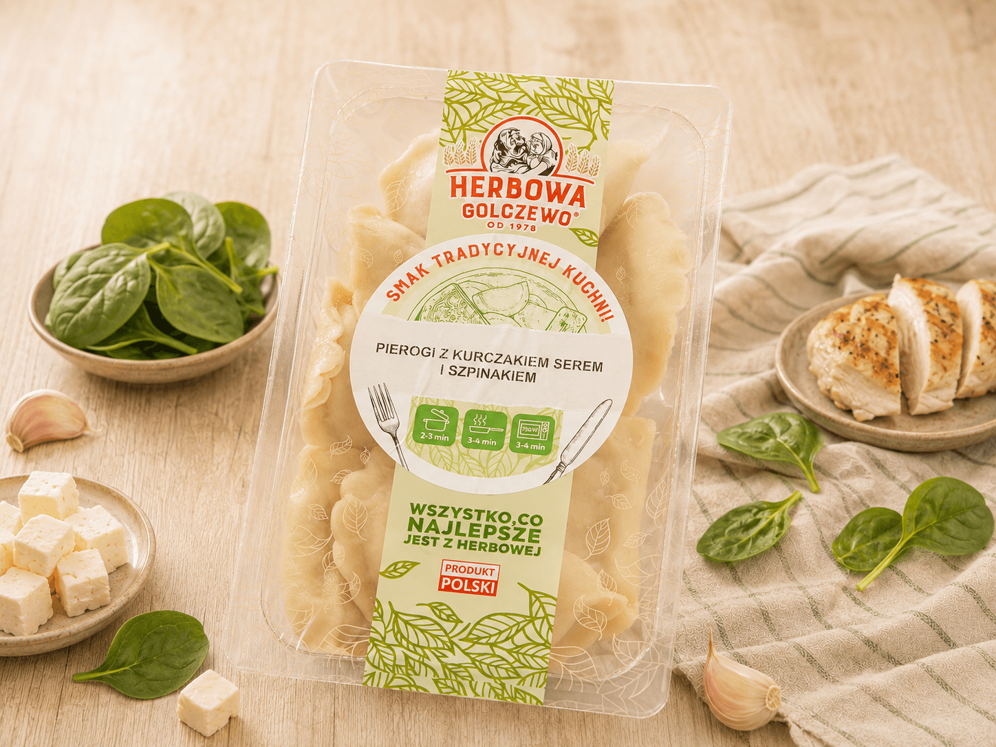 Pierogi z kurczakiem, serem i szpinakiem Herbowa — zamknięte przezroczyste opakowanie z dodatkami zgodnymi ze składem.