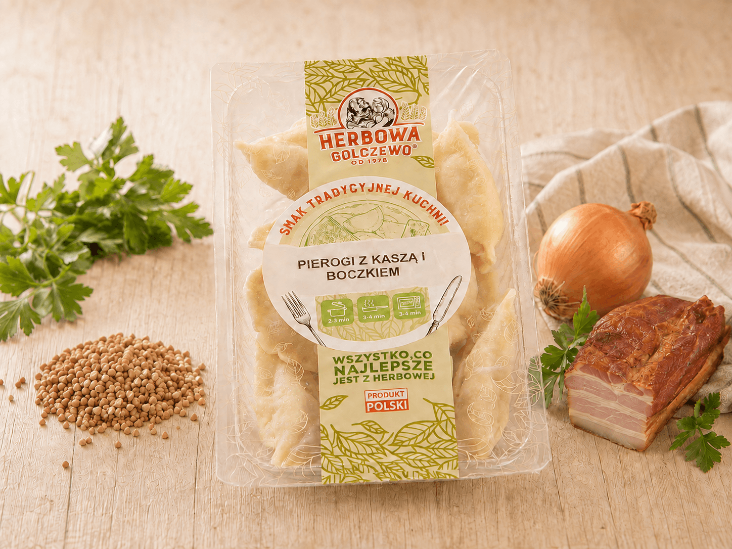 Pierogi z kaszą i boczkiem Herbowa — zamknięte przezroczyste opakowanie z dodatkami zgodnymi ze składem.
