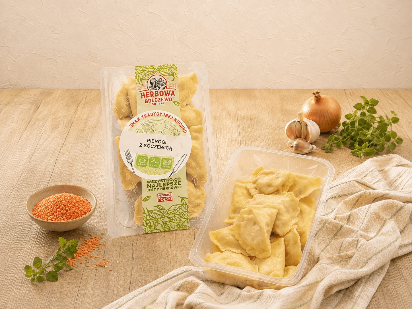 Pierogi z soczewicą Herbowa — zestawienie zamkniętego i otwartego przezroczystego opakowania z dodatkami zgodnymi ze składem.