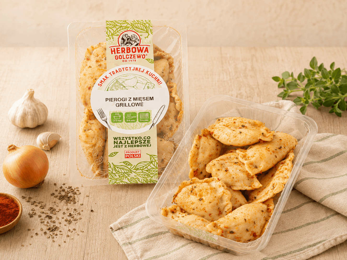 Pierogi z mięsem grillowe Herbowa — zestawienie zamkniętego i otwartego przezroczystego opakowania z dodatkami zgodnymi ze składem.