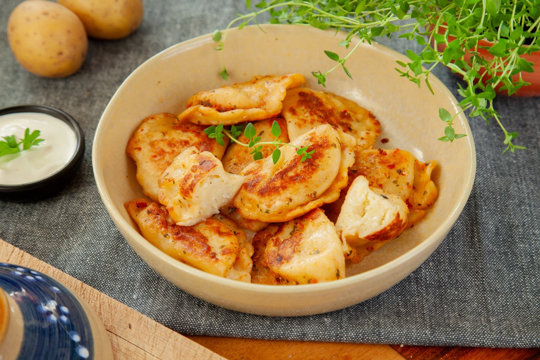 Pierogi ruskie grillowe gotowe do podania