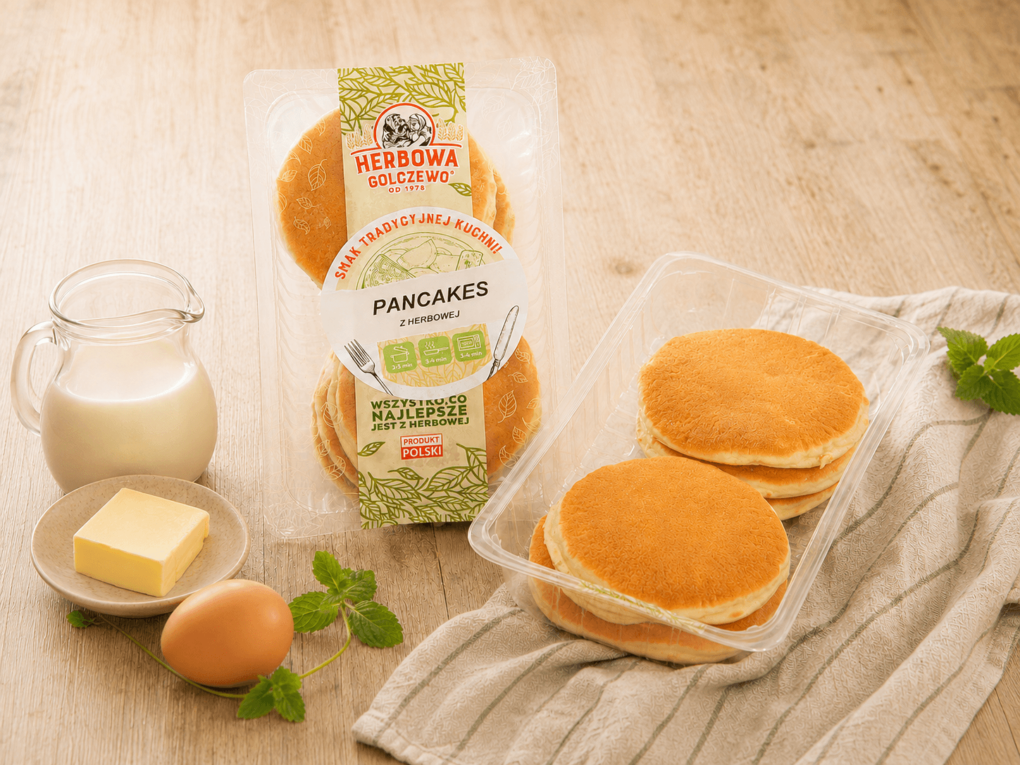Pancakes z Herbowej Herbowa — opakowanie zamknięte oraz otwarta przezroczysta tacka z dodatkami zgodnymi ze składem.