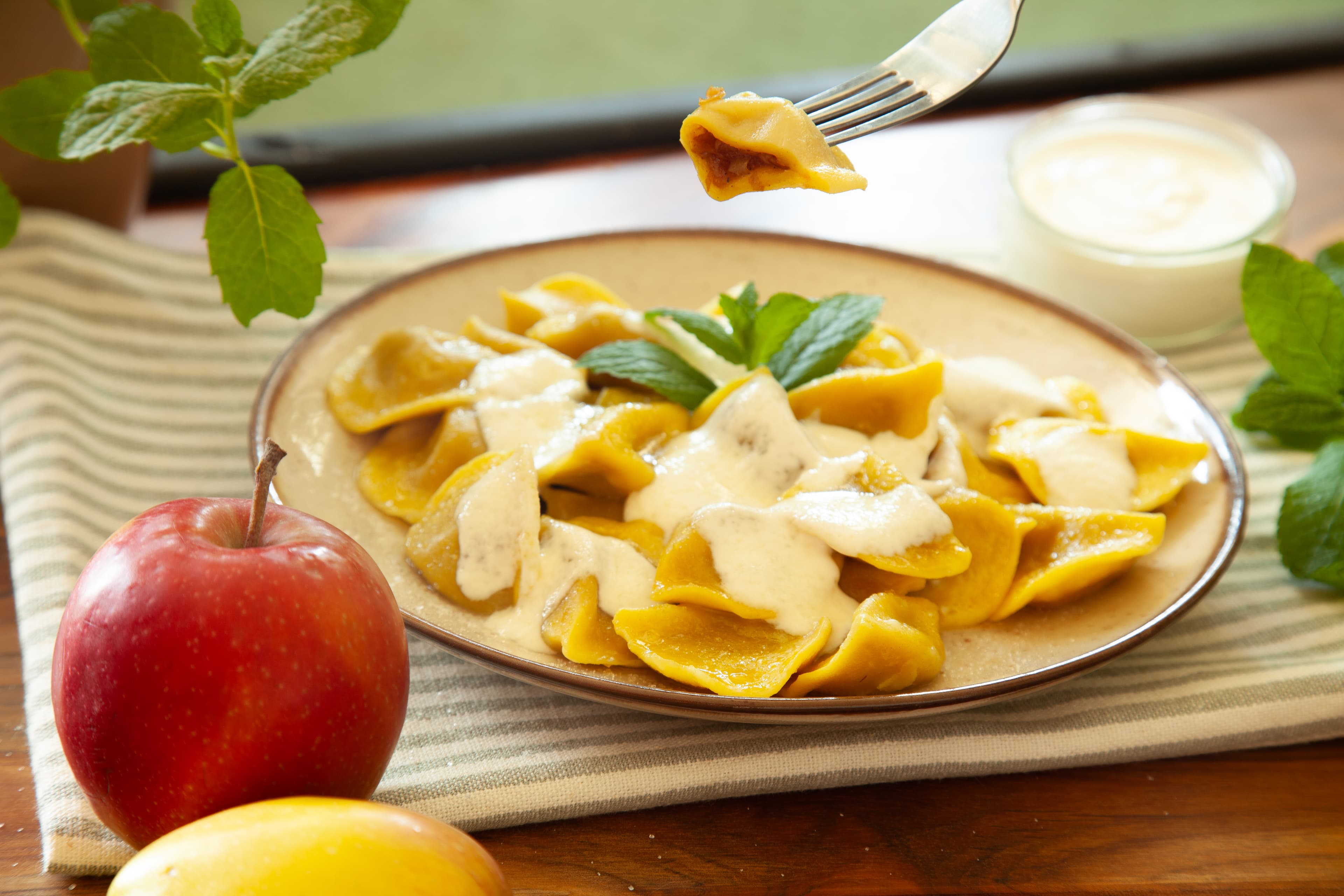 Pierożki z nadzieniem jabłkowym Herbowa