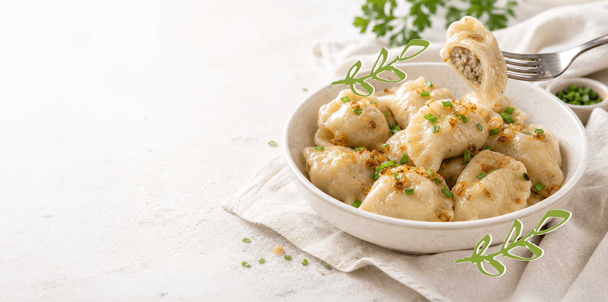 Misa tradycyjnych pierogów podanych z cebulką i szczypiorkiem