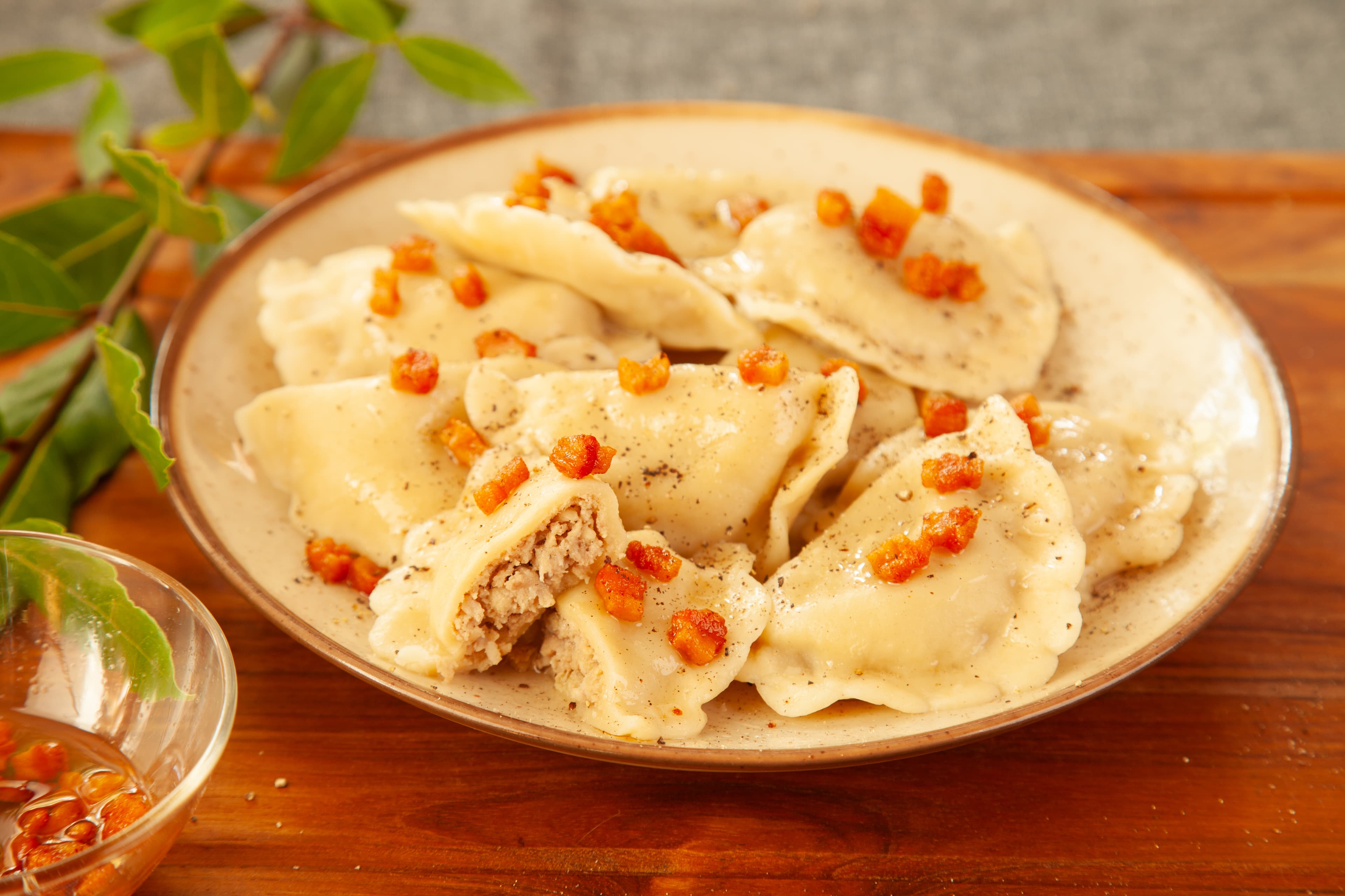 Pierogi z mięsem i dodatkiem wołowiny gotowe do podania