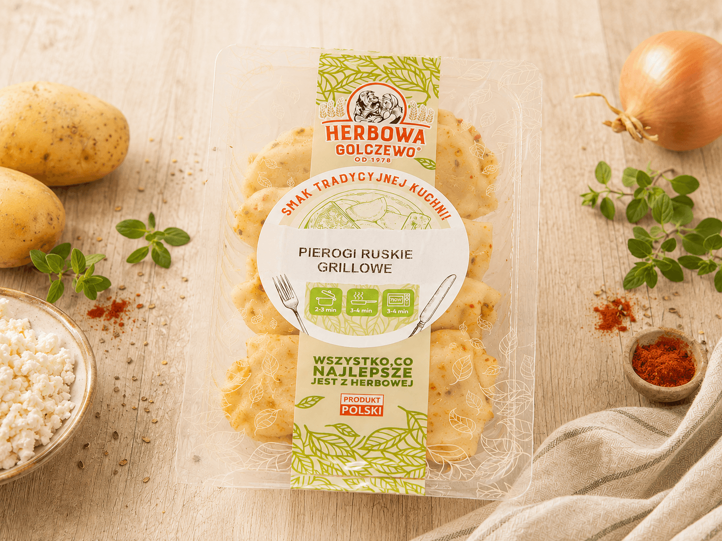 Pierogi ruskie grillowe Herbowa — zamknięte przezroczyste opakowanie z dodatkami zgodnymi ze składem.
