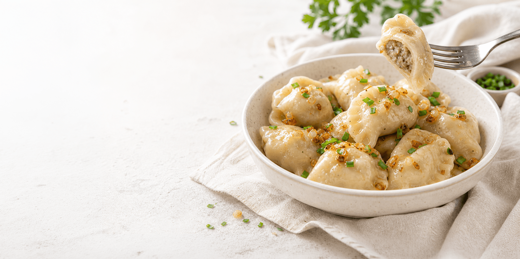 Misa tradycyjnych pierogów podanych z cebulką i szczypiorkiem